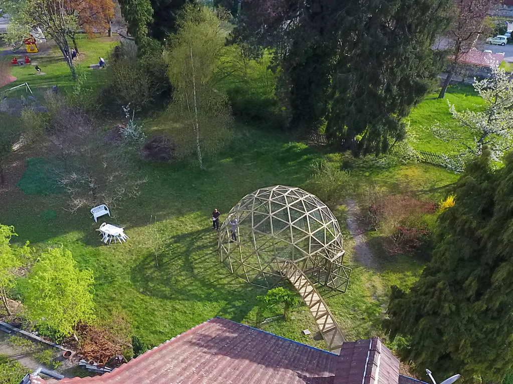 Le Dome Dans Le Jardin Le Chat Perche
