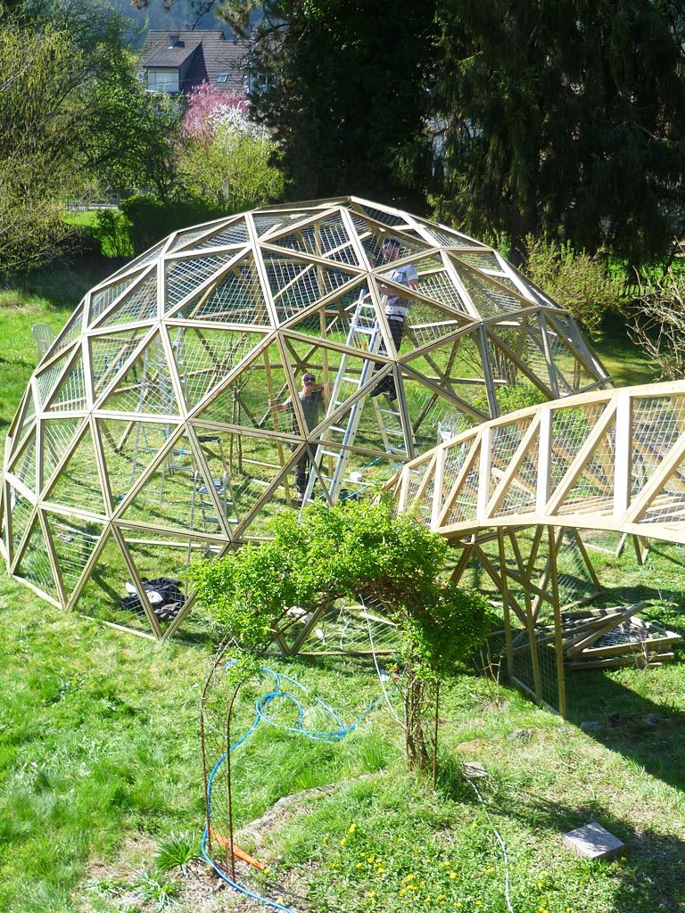Pension du Chat Perché - Photo de l'article du blog "Le dôme dans le jardin : un chantier avant-gardiste"