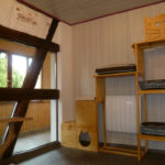 Photo d'une des chambres de la Pension du Chat Perché avec son meuble multi-niveaux